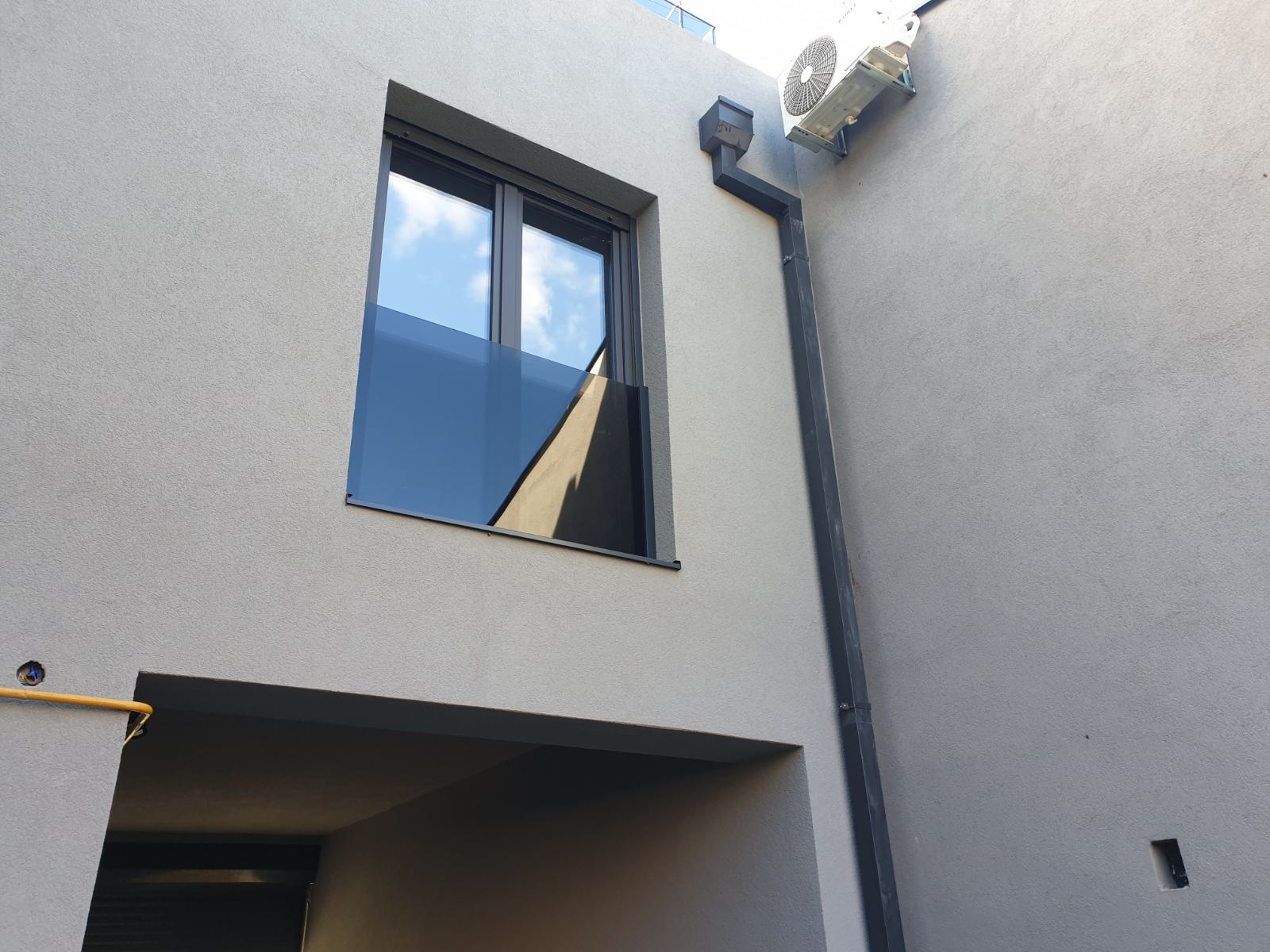 Französischer Balkon aus getöntem Glas