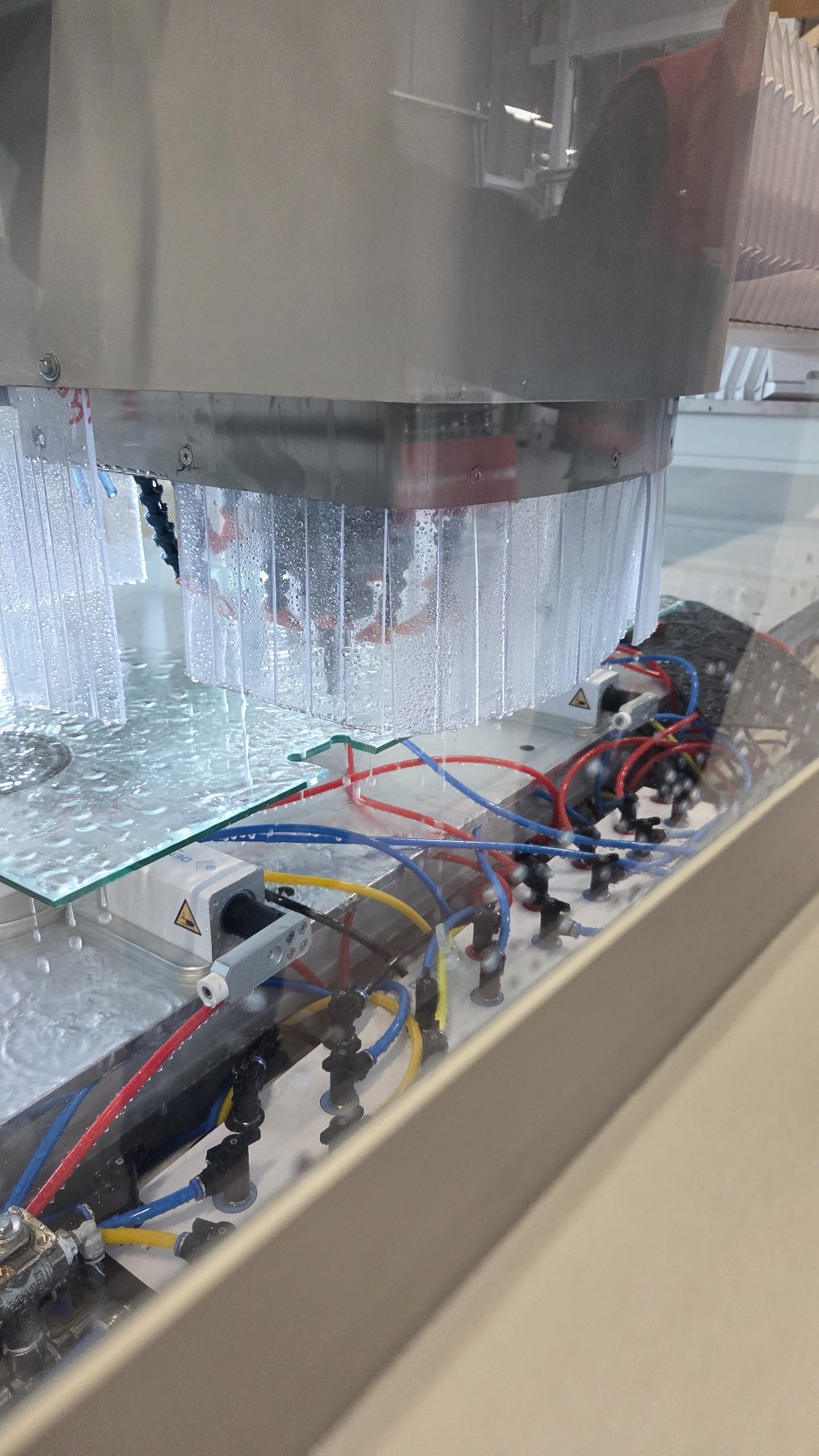 CNC-Kopf bei der Bearbeitung einer Modellscheibe