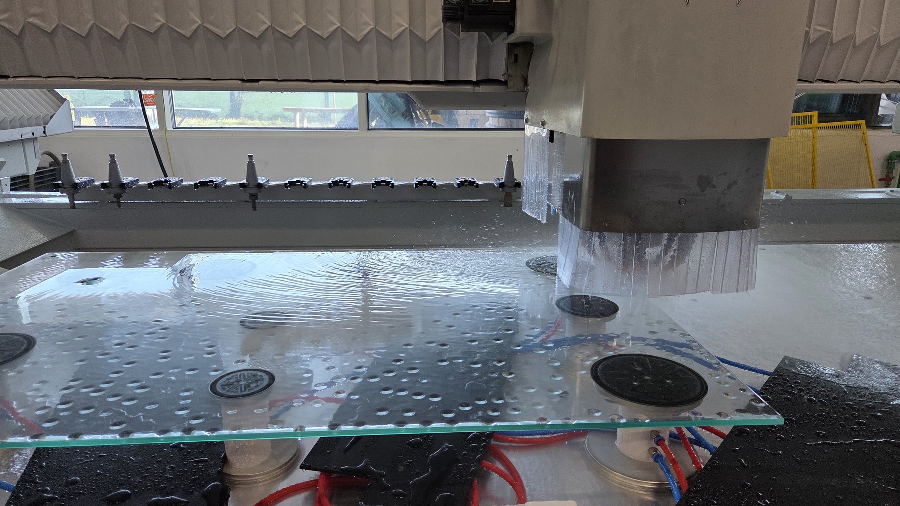 CNC-Glasbearbeitung unter Wasser