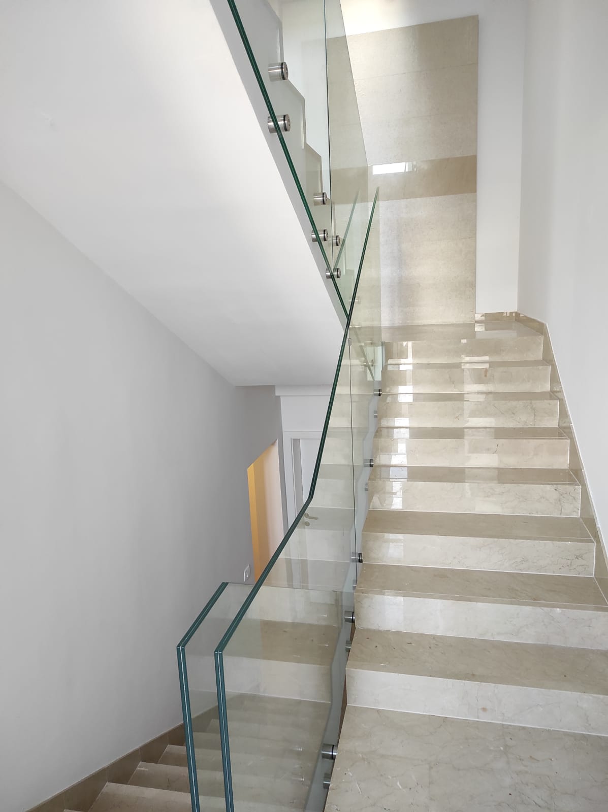 Glasgeländer an einer Treppe mit Punkthaltern