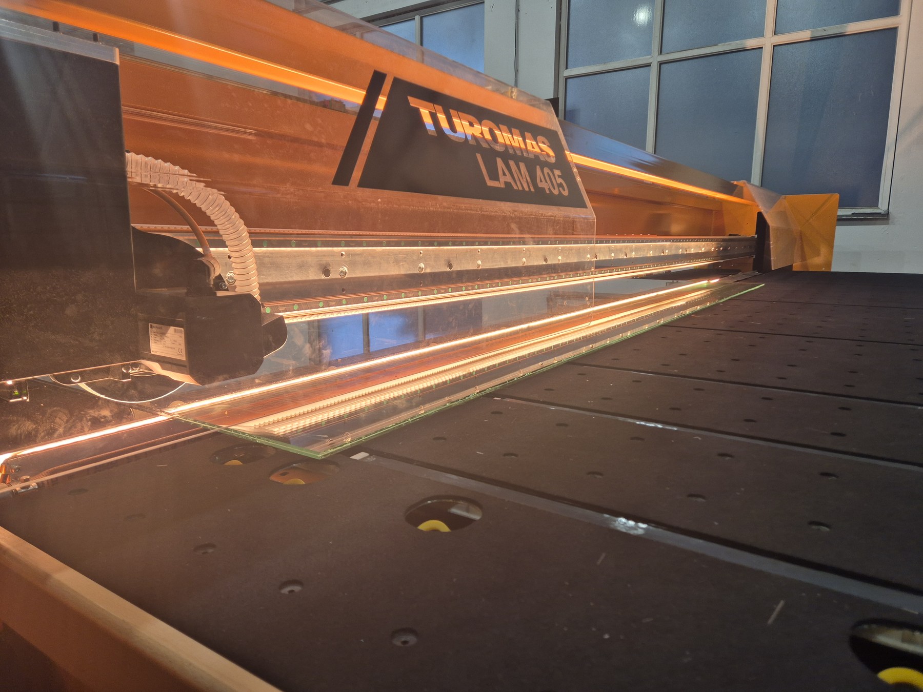 Turomas LAM 405 cutting laminated glass