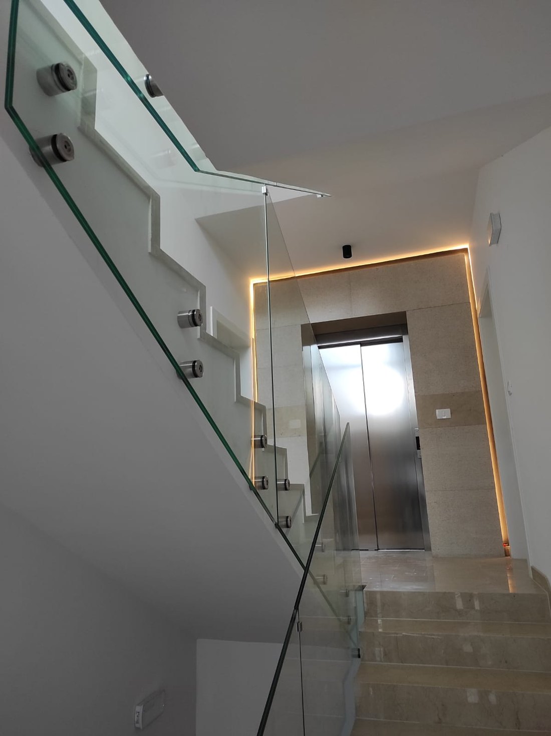 Glasgeländer an einer Treppe mit Punkthaltern
