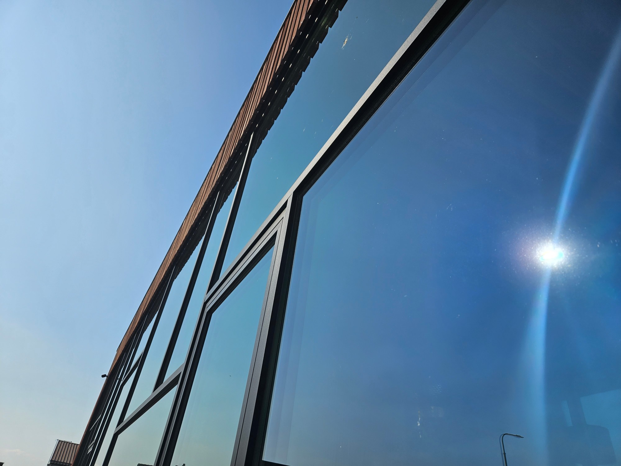 Sonnenschutzglas an der Fassade, Blick zur Sonne