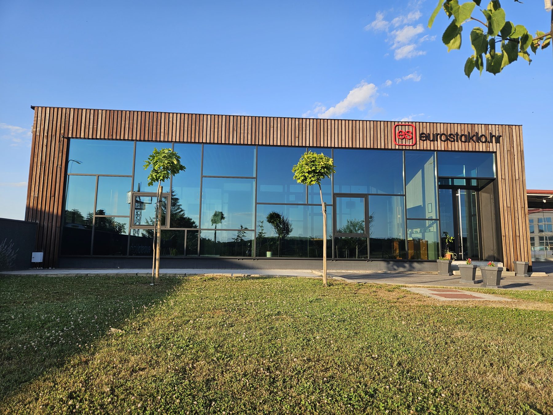 Eurostaklo office, glass façade, Satnica Đakovačka