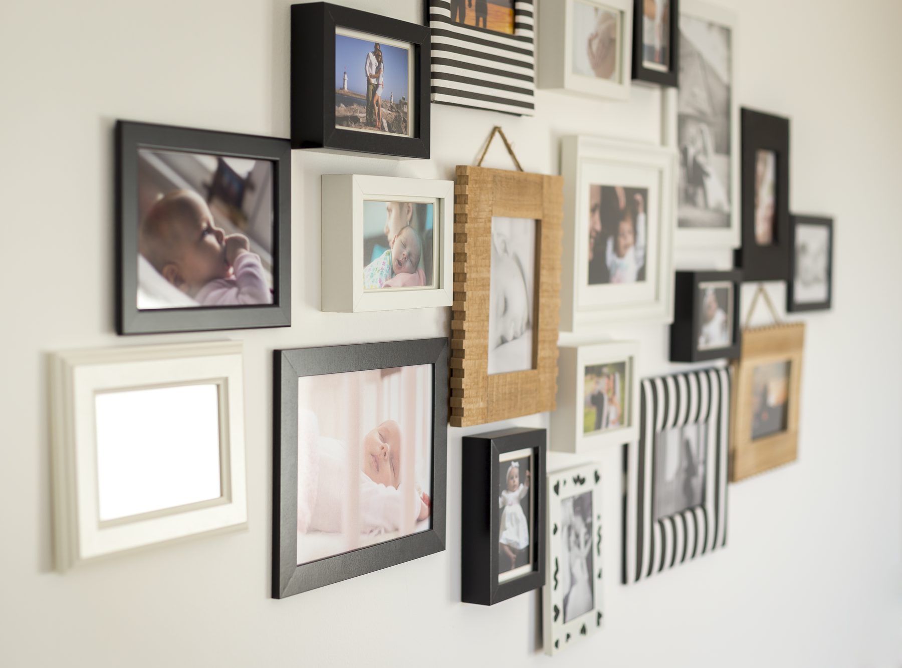 Gerahmte Familienfotos an der Wand