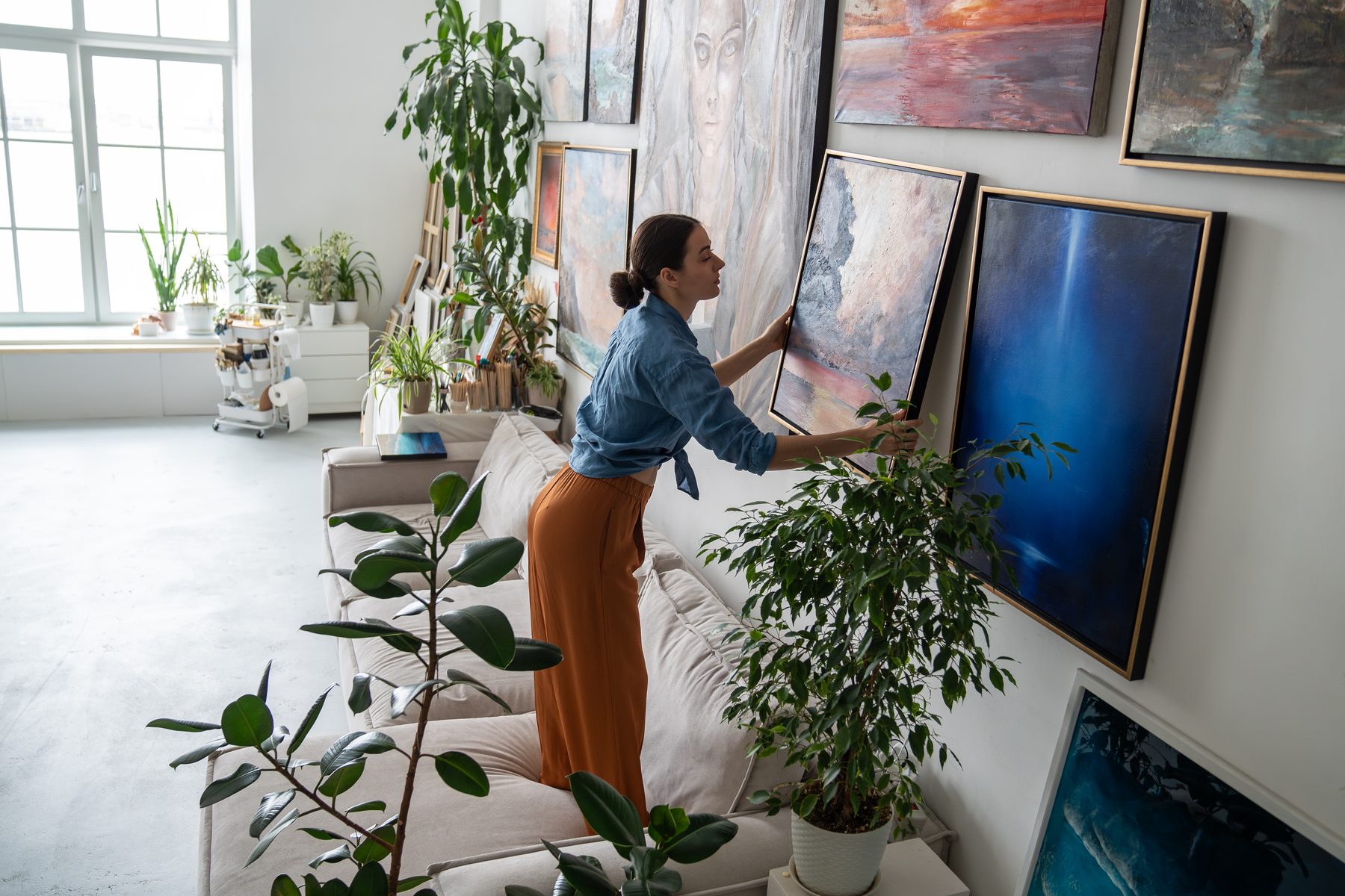 Gerahmte Ölgemälde auf Leinwand an der Wand