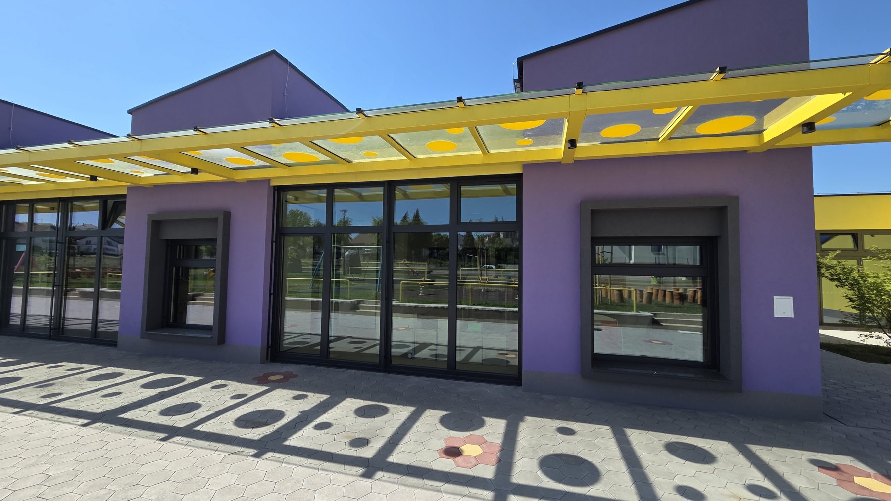 Kindertagesstätte Urbarija, Glastrennwände